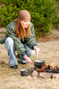 野营的女人煮食物