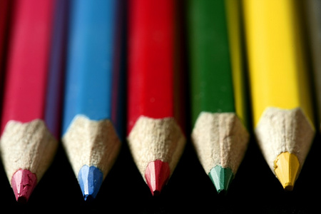 在鲜艳的色彩，黑色的钢笔的多彩集