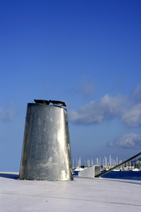 船不锈钢椭圆形烟囱蓝色天空