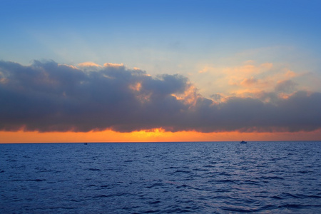 海景日出第一次的太阳橙色蓝色的大海