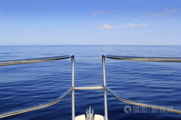 蓝色完美的海上巡航船船头平静海洋