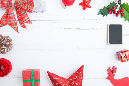 圣诞装饰品和礼品盒上木板背景