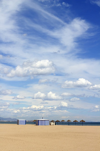 在西班牙巴伦西亚 malvarrosa 沙海滩蓝蓝的天空