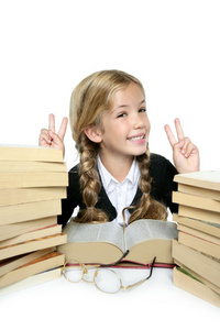 金发碧眼的学生小编织女孩微笑与堆积的书
