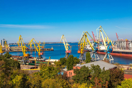在敖德萨的货物集装箱码头港口图片