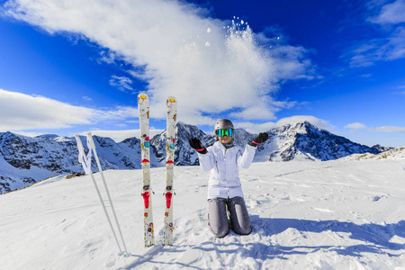 在山中而晴朗的一天滑雪在雪上的女孩。在 w 滑雪