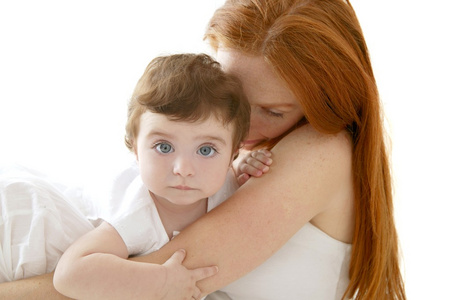 在白色的红发和婴儿母亲拥抱