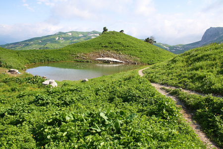 路径附近山上的湖