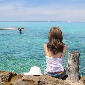 望福门特拉岛绿松石海旅游背女