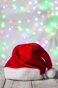 红色和白色的圣诞老人帽子反对散背景
