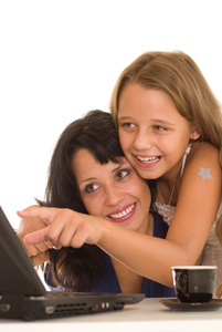 妈妈和女儿一台笔记本电脑
