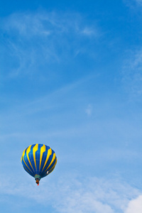 热气球在多云的天空