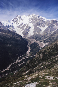 白雪皑皑的山顶的风景