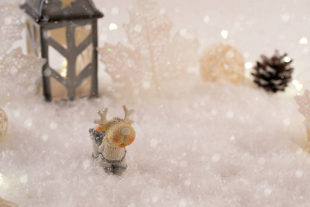 新年贺卡与玩具鹿在一个童话森林在冬天背景与雪和光。模板, 贺卡