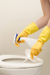 黄色手套手在刷厕所家务工作