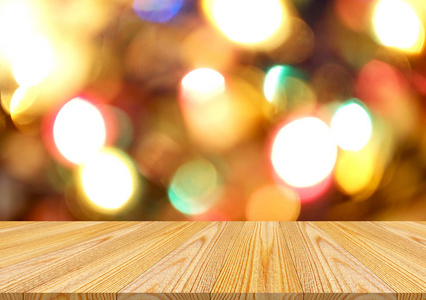 圣诞背景。在明亮模糊的散灯前面的木制空桌子。3d 插图