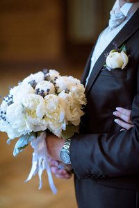 婚礼夫妇与花束