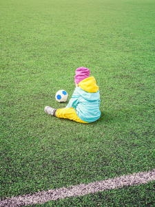 小女孩在运动服 足球场训练