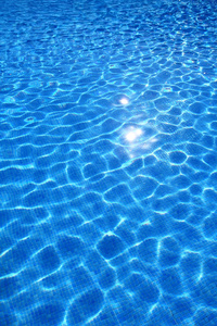 蓝色瓷砖游泳池水反射纹理