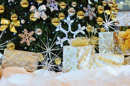 圣诞节抽象多彩背景与圣诞节礼物和装饰品