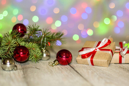 礼品盒和彩色装饰圣诞树散背景与复制空间