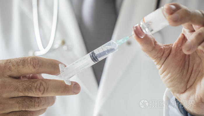 辨认医生的手准备注射药物