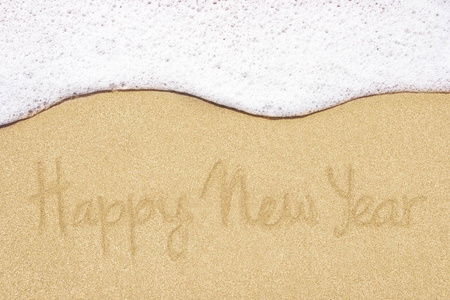 快乐新的一年写在沙滩上
