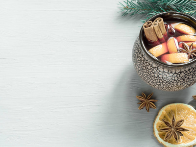 圣诞香料肉桂 橙色与陶瓷，存储桶中的茴香酒。复制空间