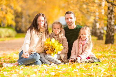 美丽的幸福家庭四在秋天天户外