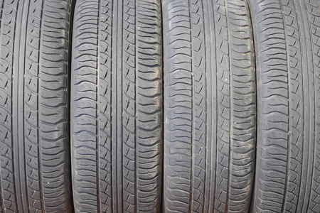 汽车车轮的胎面花纹的背景。橡胶国际公路货运