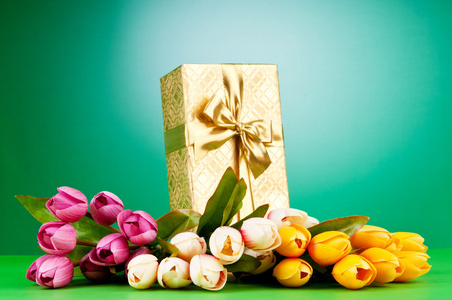 庆祝概念礼盒和郁金香花