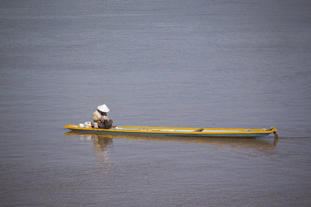 渔民 cacth 在湄公河, Thaila 的木 boath 鱼