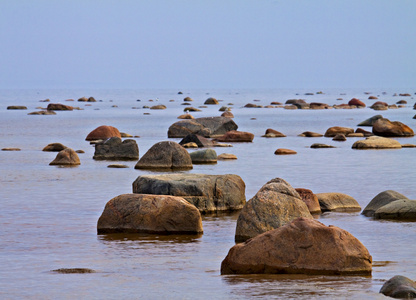 海里的石头。