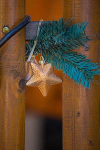 圣诞装饰的木制外围栏, 一个金色的星星和