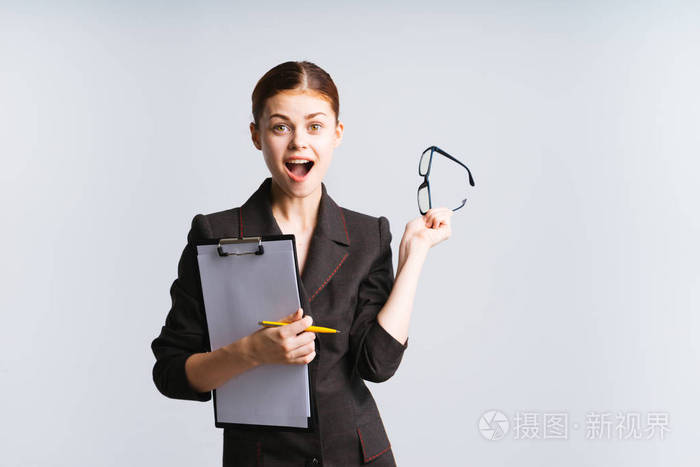 年轻的女孩秘书惊讶地摘下眼镜
