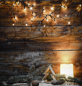 木制背景下的圣诞装饰品和灯光