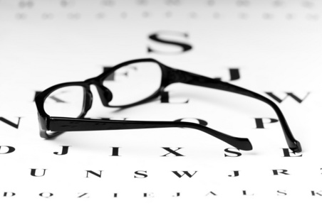 视力桌上的光学阅读眼镜