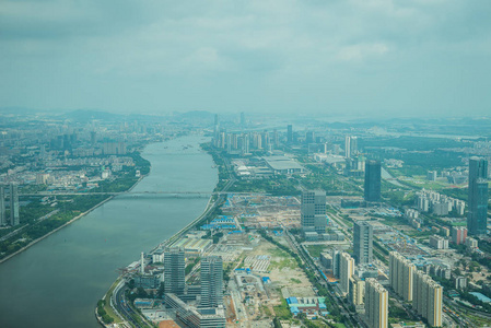 高海拔河流桥梁和摩天大楼的城市景观