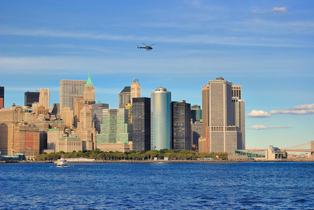 纽约市美国最大城市及最大的商港，也是世界经济中心之一，被人们誉为世界之都，位于纽约州东南部