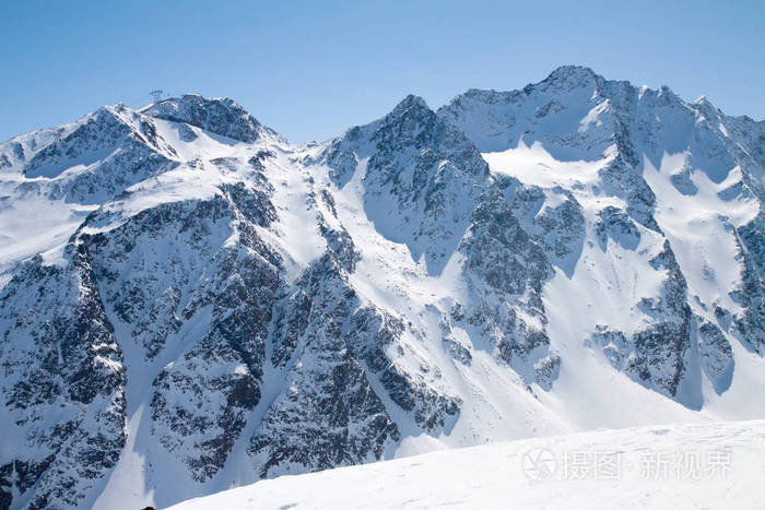 冬季冰雪覆盖的山峰奥地利阿尔卑斯山