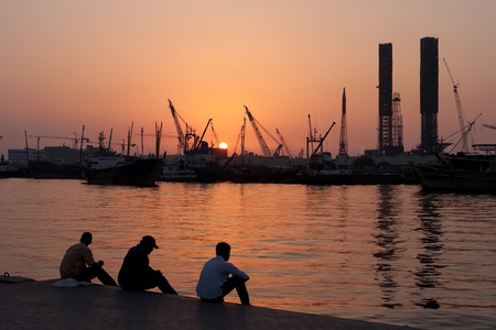 工人们在沙迦港休息。
