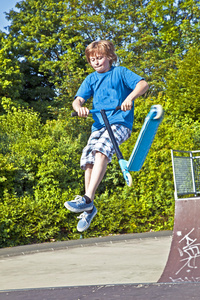 一个带着滑板车的小男孩