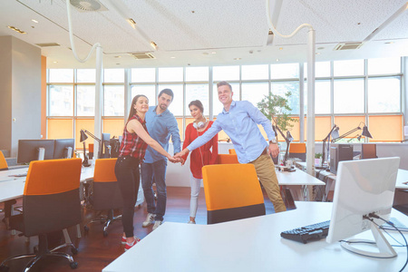 初创企业人集团在现代 coworking 办公空间工作