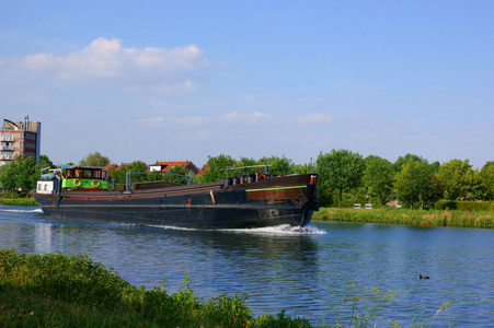 荷兰一条小河上的河流驳船Rijnaak