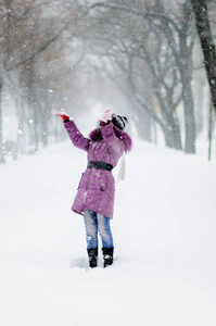 穿紫色上衣的女孩很开心, 冬天玩雪