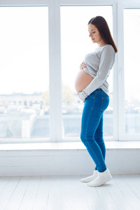 爱怀孕的女人担心她的