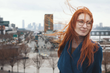 纽约地平线前红头发的年轻女子