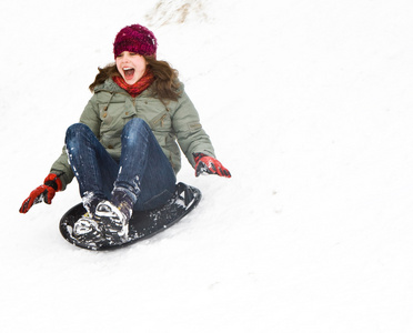 冬天，女孩乘雪滑下山坡