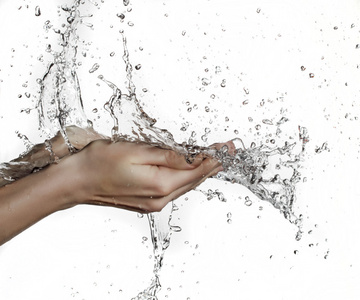 女人用手泼水