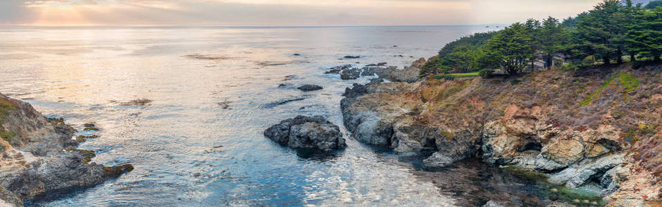 美丽海岸线岩石